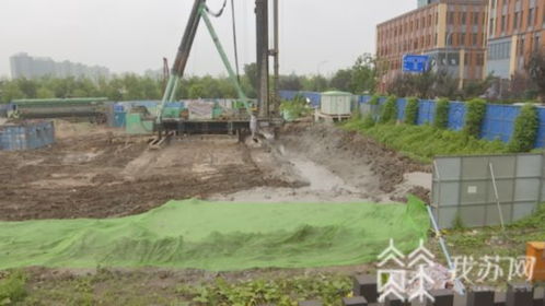 南京一工地施工越界堆土方 渣土 顶 到居民家门口